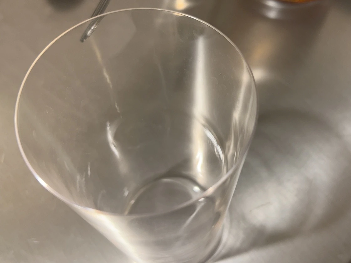 松徳硝子うすはりタンブラーの飲み口を上から見たところ