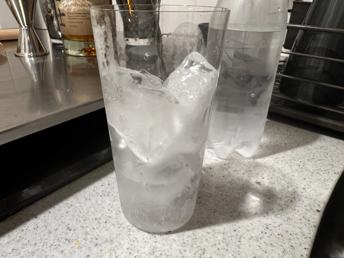 氷の入ったグラスに最初の炭酸水を加えた状態