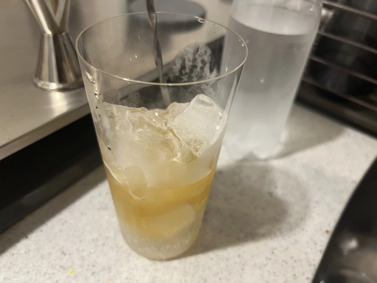 最初の炭酸水にウイスキーを加えた段階のグラス