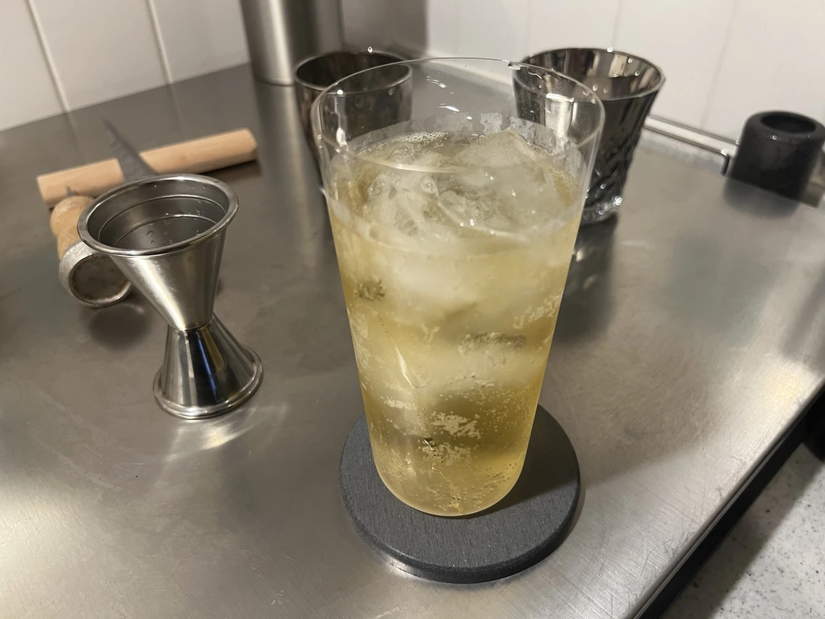メジャーカップの隣に置いた、うすはりグラスのハイボール