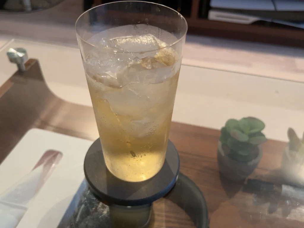 コースターに置いた、うすはりグラスの完成したハイボール
