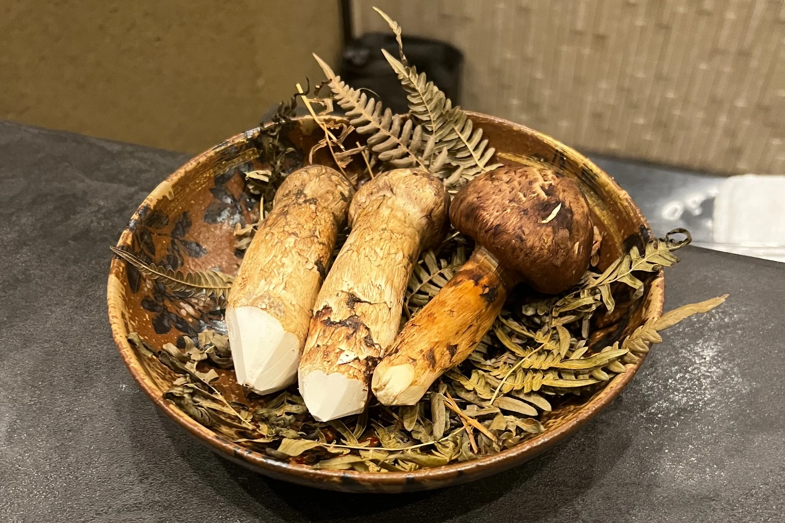 器に並べられた長野県産の松茸