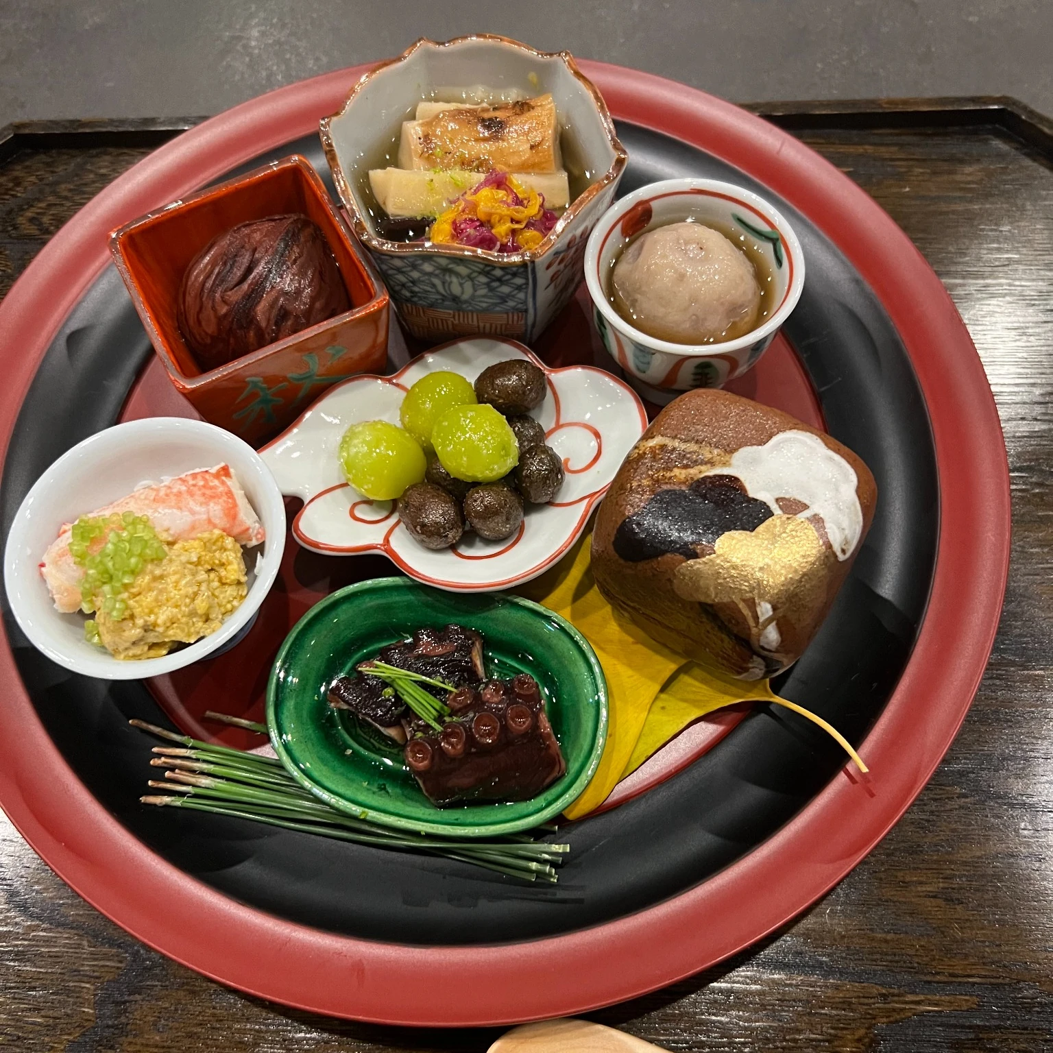 小さな器が並んだ前菜の一盆