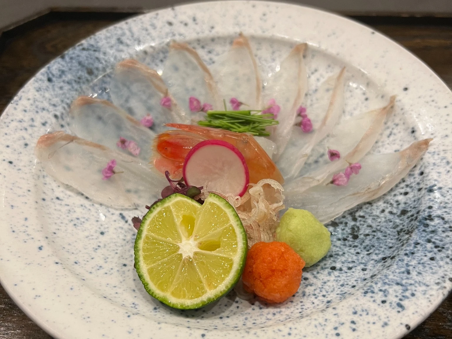 柑橘と薬味を添えた白身魚の薄造り