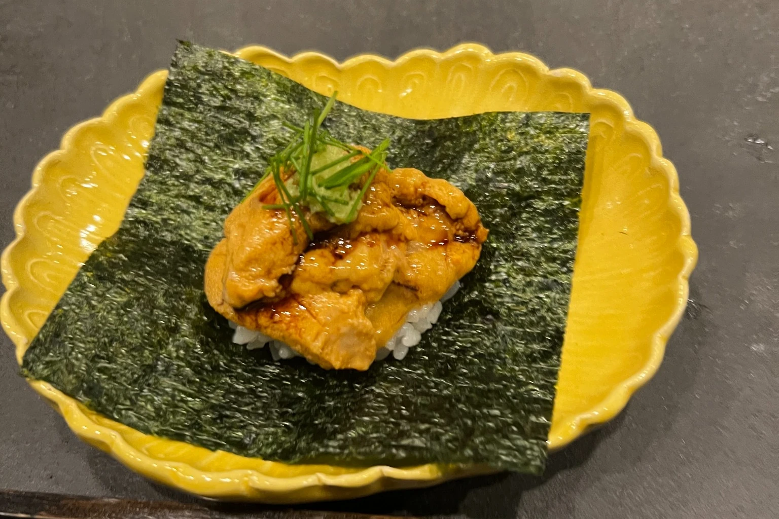 海苔とご飯の上に盛られたウニ