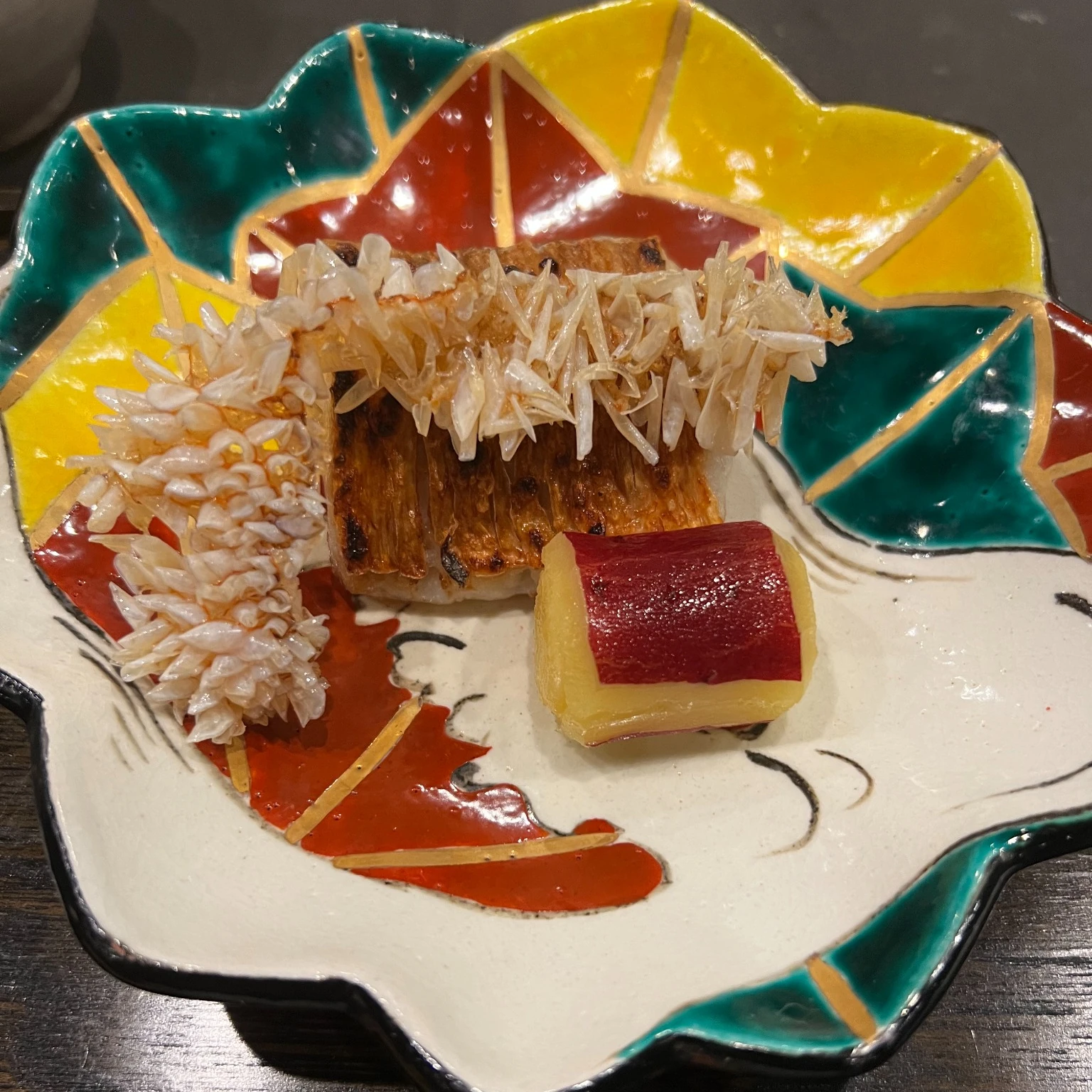 紅葉形の器に盛られた焼き魚