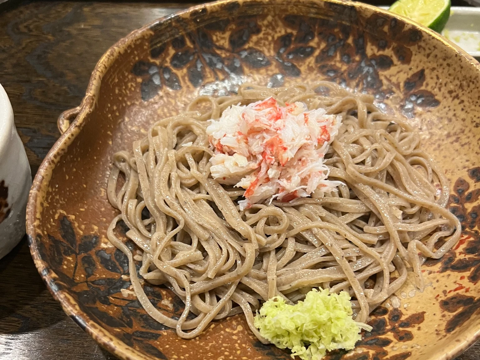 蟹の身をのせた蕎麦